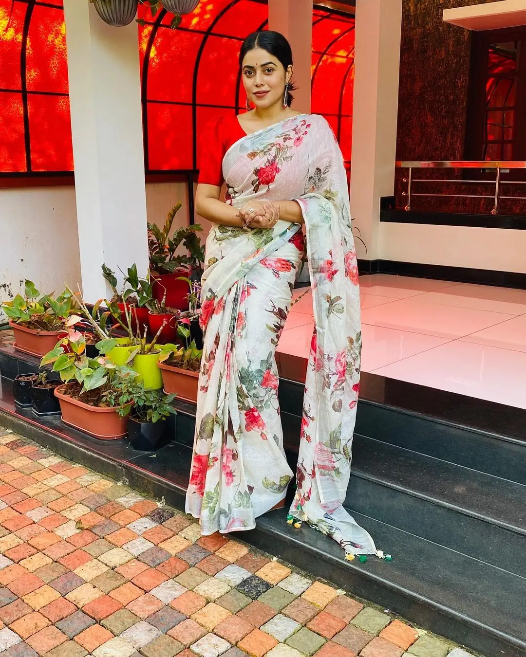 Shamna Kasim Mesmerizing Looks In Beautiful White Saree Red Blouse